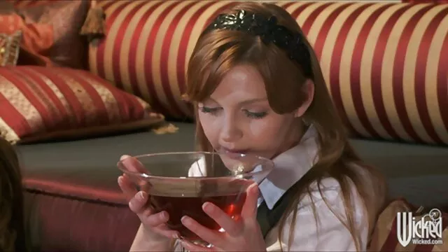 Sadie Blair არის shy, მოკრძალებული 1 Monster. ნაწილი ანიმე B