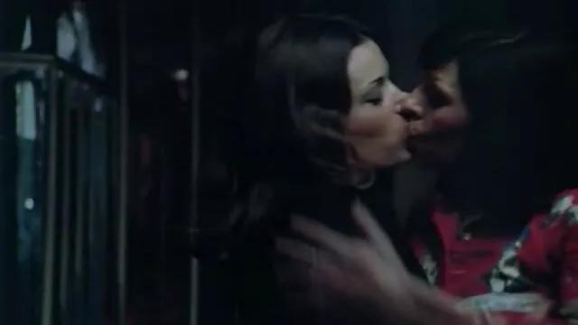 სექსი ჩაცმულ ჯინტამა პორნო ქალსა და შიშველ მამაკაცთა შორის,